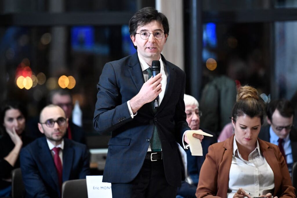 Congeler la dette publique : une proposition critiquée pour son opportunisme politique.