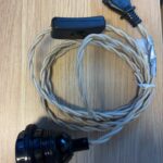 Rappel Consommateur – Détail Luminaires en bois à câble d’alimentation textile : lampes à poser, baladeuses et lampadaire Atelier Loupiote