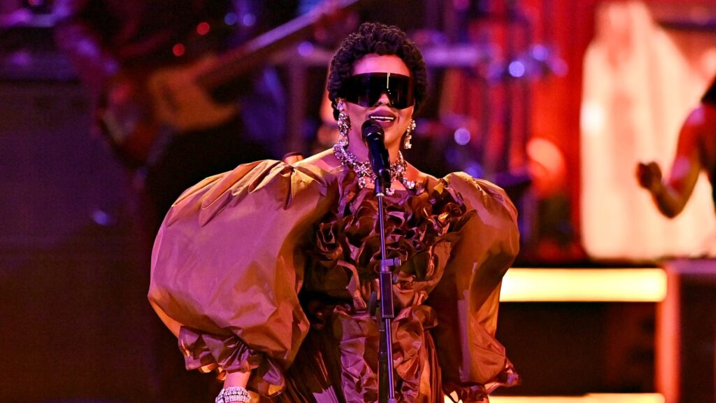 Lauryn Hill assure une performance attendue lors de son concert à l’Accor Arena.
