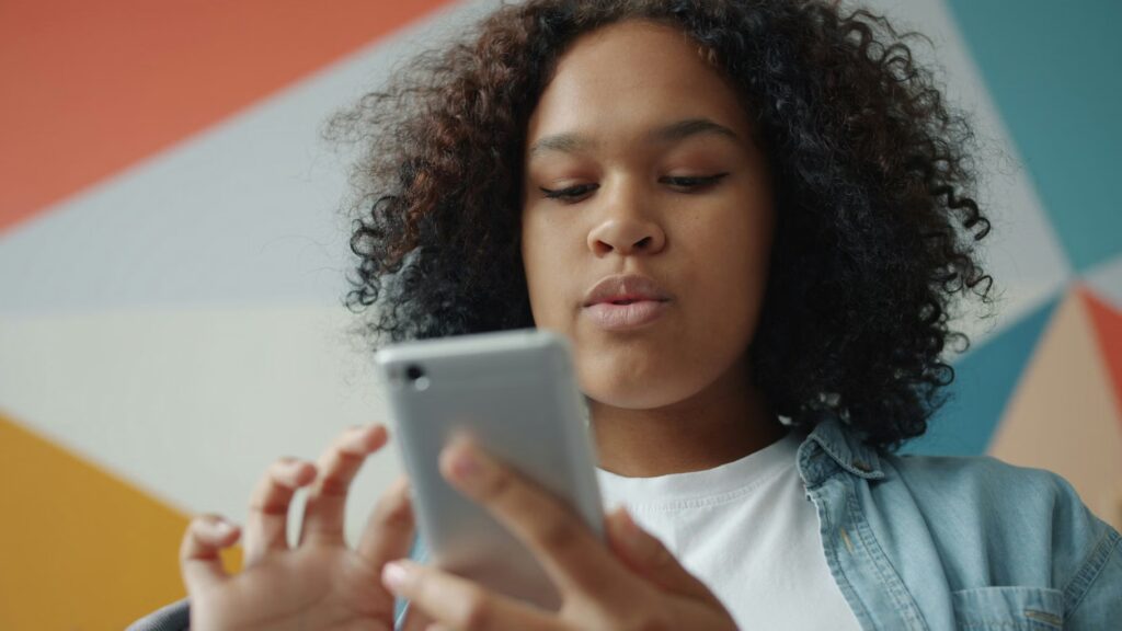 Les faux influenceurs bien-être générés par IA se multiplient, comment les identifier ?