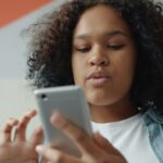 Les faux influenceurs bien-être générés par IA se multiplient, comment les identifier ?