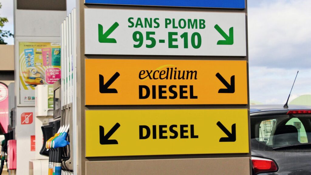 Le prix de l’essence atteint un niveau record en France, entraînant des préoccupations économiques.