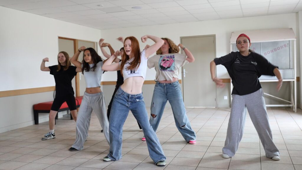 Des écoles de danse adoptent la K-pop pour enrichir leurs programmes en France.