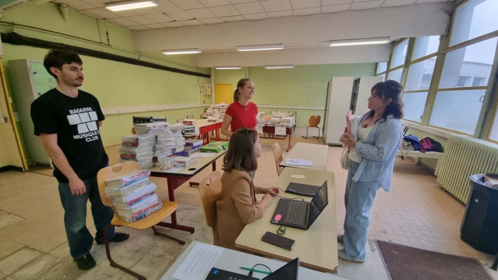 Une association à Saint-Amand-les-Eaux distribue des manuels scolaires à prix réduit pour les familles.