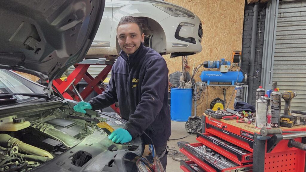 Logan Yvart ouvre un garage à Onnaing à 24 ans, affirmant ne pas regretter sa décision.