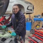 Logan Yvart ouvre un garage à Onnaing à 24 ans, affirmant ne pas regretter sa décision.