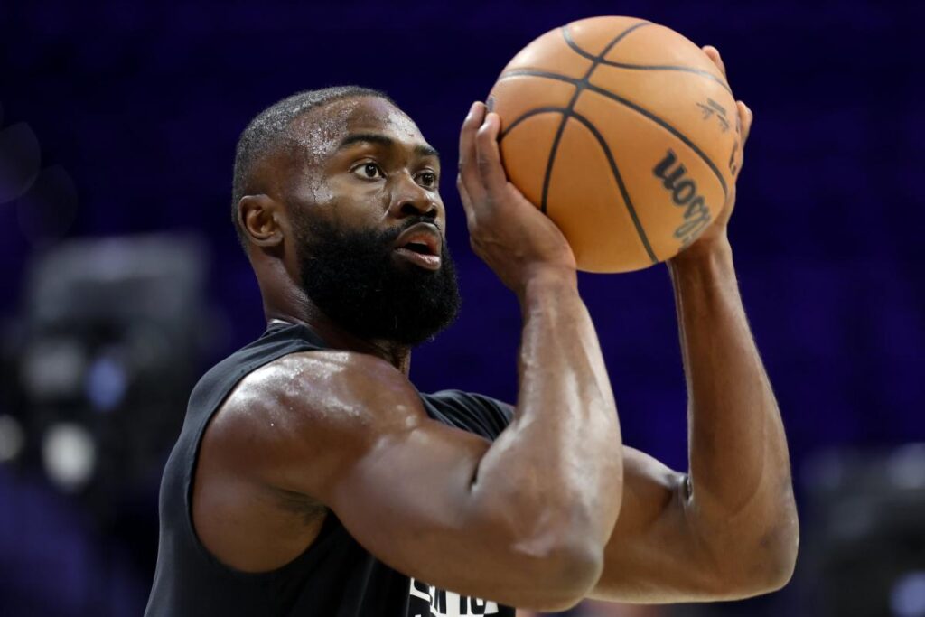 Jaylen Brown s’entraîne sur un ring de boxe au Nigeria pendant son transfert en NBA