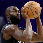 Jaylen Brown s&rsquo;entraîne sur un ring de boxe au Nigeria pendant son transfert en NBA
