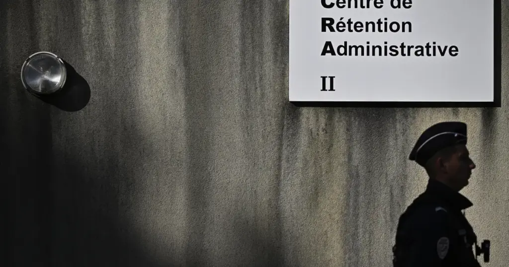 Gestion des centres de rétention des étrangers : l’État confie des missions à des sociétés privées.