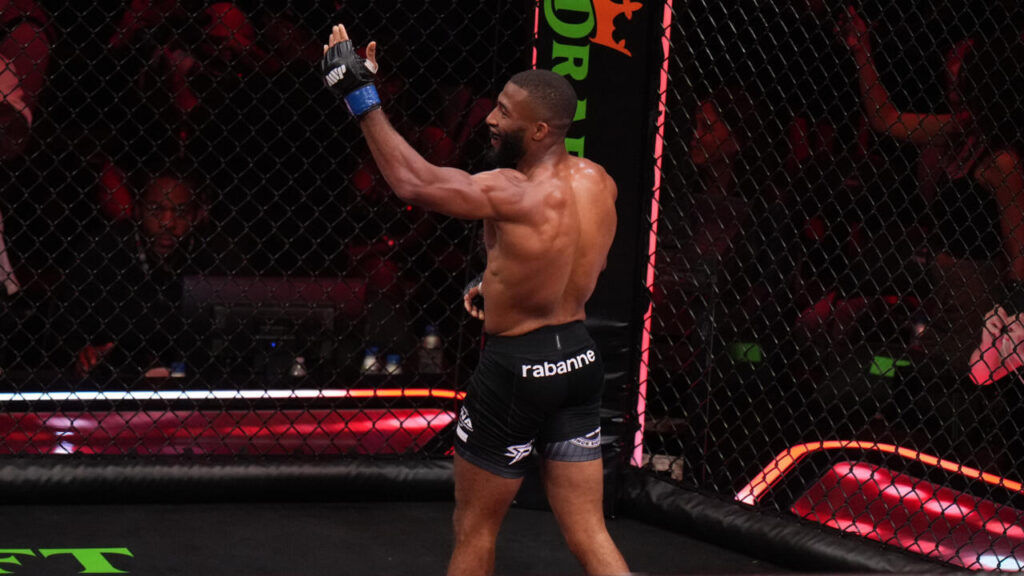 Salahdine Parnasse remporte son premier combat à l’UFC en battant Dan Hooker par KO