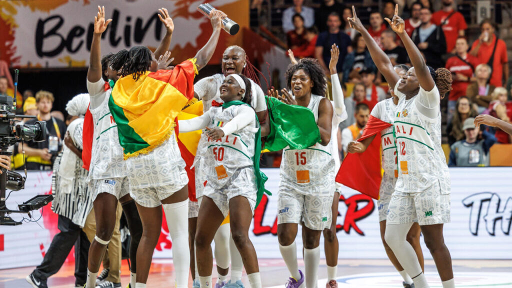 Le Mali bat l’Espagne et réalise une victoire historique au Mondial féminin de basket.
