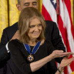 Gloria Steinem, figure du féminisme américain, décède à 92 ans.