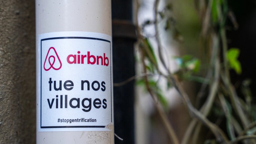 Bruxelles envisage des restrictions sur les locations Airbnb face à la crise du logement en Europe