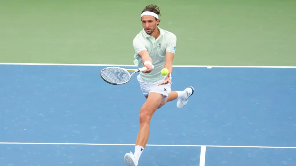 US Open : Arthur Rinderknech éliminé par Daniil Medvedev, Carlos Alcaraz avance facilement.
