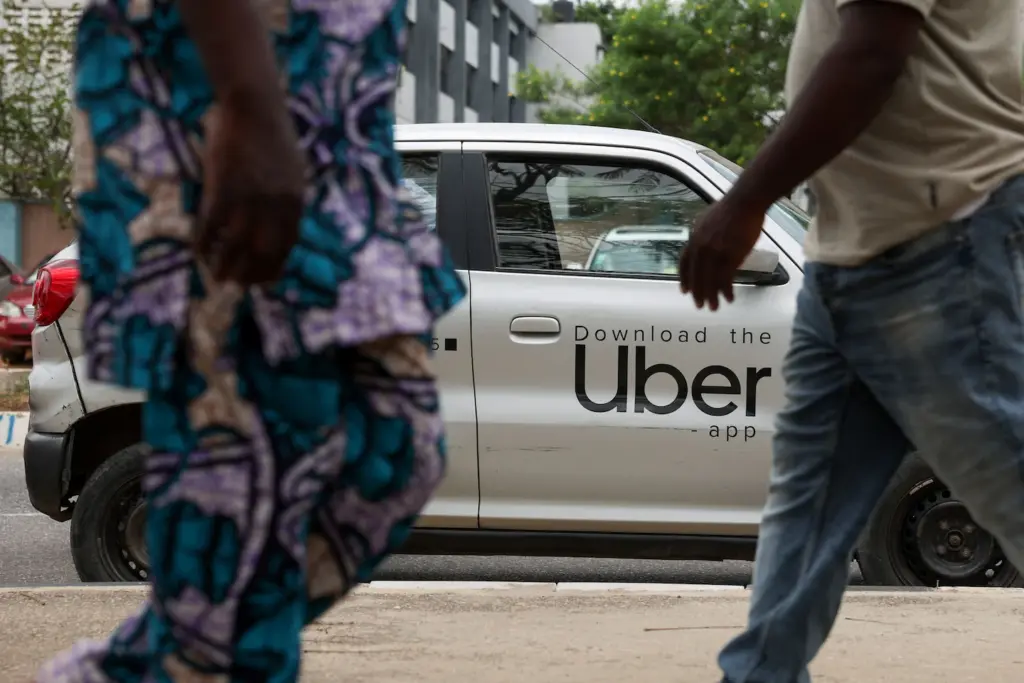 Uber suspend ses opérations au Nigeria et en Ouganda, provoquant la surprise des usagers.