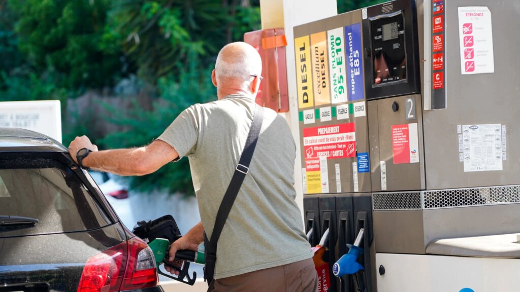 Le litre de SP95-E10 atteint 2,09 euros, proche du record de 2,13 euros en 2022.