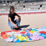 Juan Leal présente une cape inspirée de la Feria du Riz à Arles.