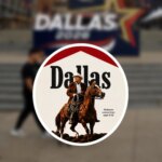 Trump, en cow-boy Marlboro, présente des produits dérivés et des baisses d’impôts à Dallas.
