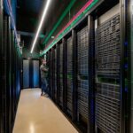 L’Île-de-France accueillera un datacenter IA géant, les militants écologiques s’opposent.
