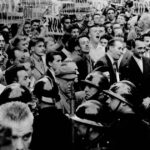 Les CRS interviennent lors d&rsquo;émeutes, rappelant la Constitution de 1958 en France.