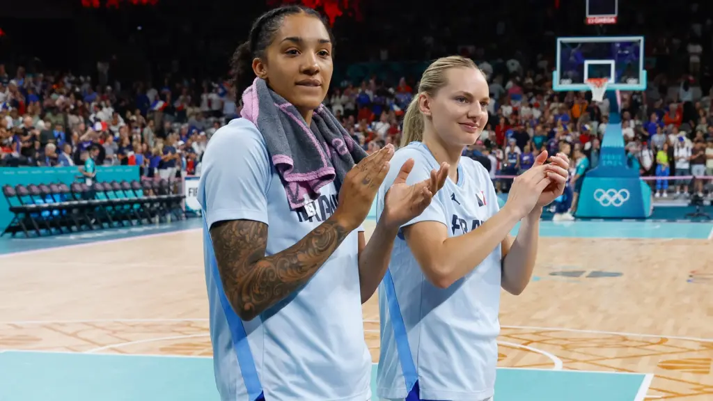 Les Bleues visent la victoire à la Coupe du monde féminine de basket malgré une préparation limitée.