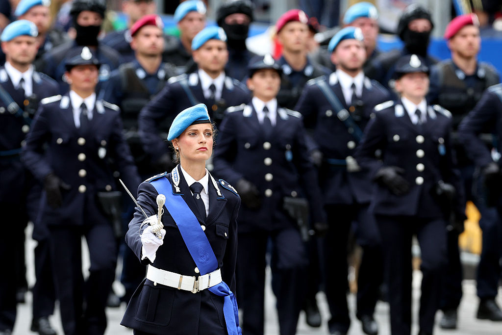 Tatouages dans la police italienne : une réglementation défavorable pour les femmes