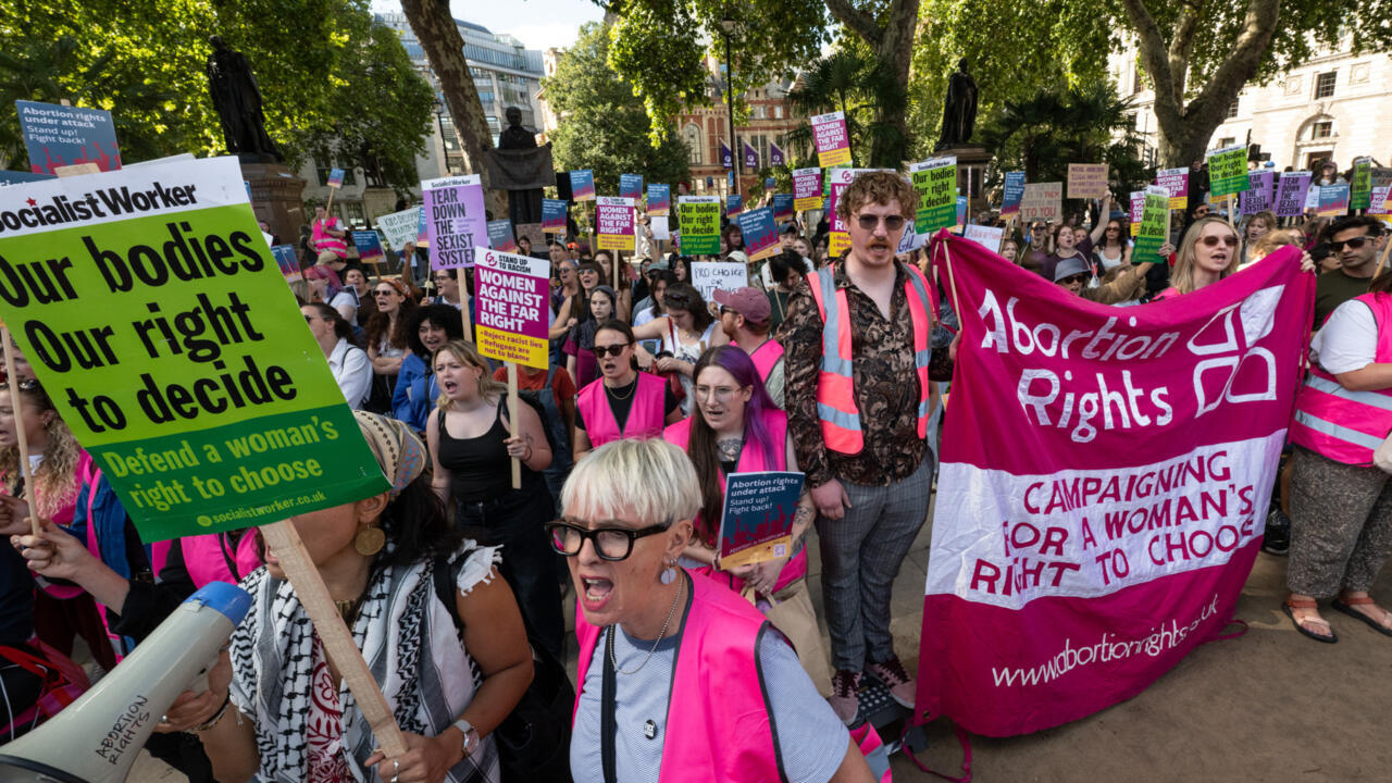 Royaume-Uni : tensions à Londres lors d’une manifestation pro et anti-avortement.