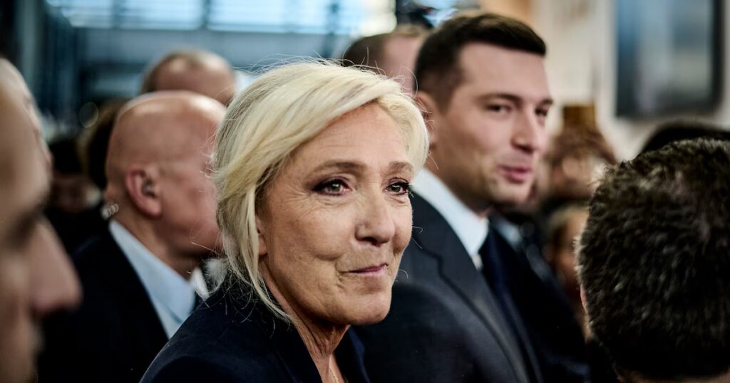 Interdiction du voile : Marine Le Pen pourrait être destituée si…