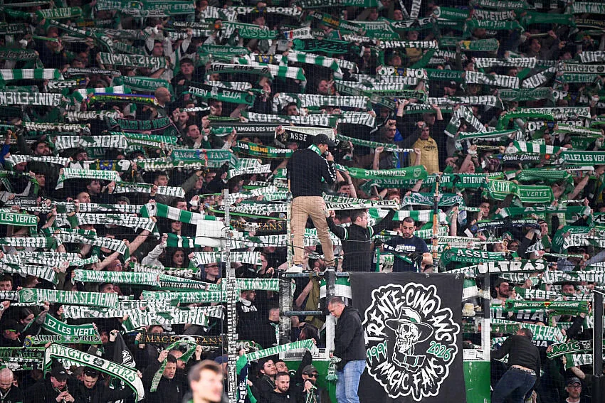 ASSE : un parcage interdit vendu aux Verts, suscitant des interrogations sur la gestion des infrastructures.