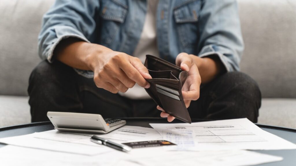 L’IA pourrait réduire les salaires de 10 % dans certains métiers, selon Anthropic.