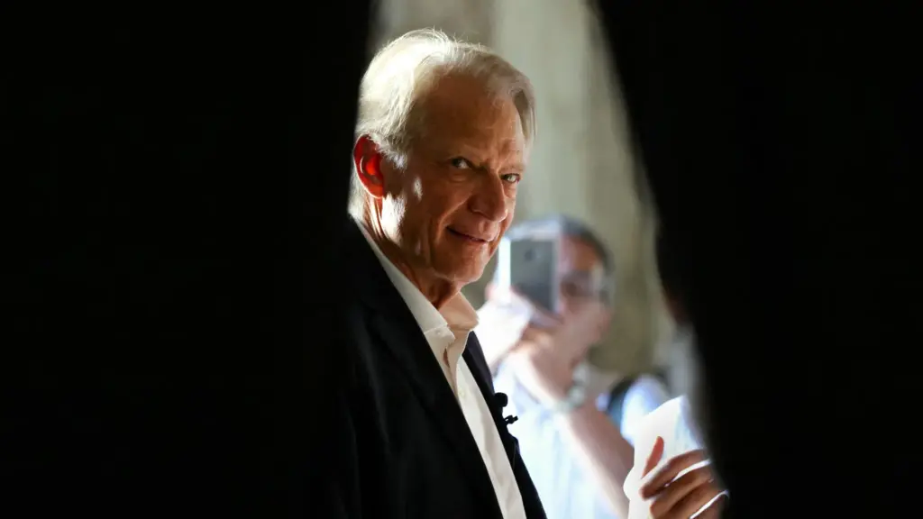 Dominique de Villepin retarde son entrée en campagne présidentielle : les raisons dévoilées.
