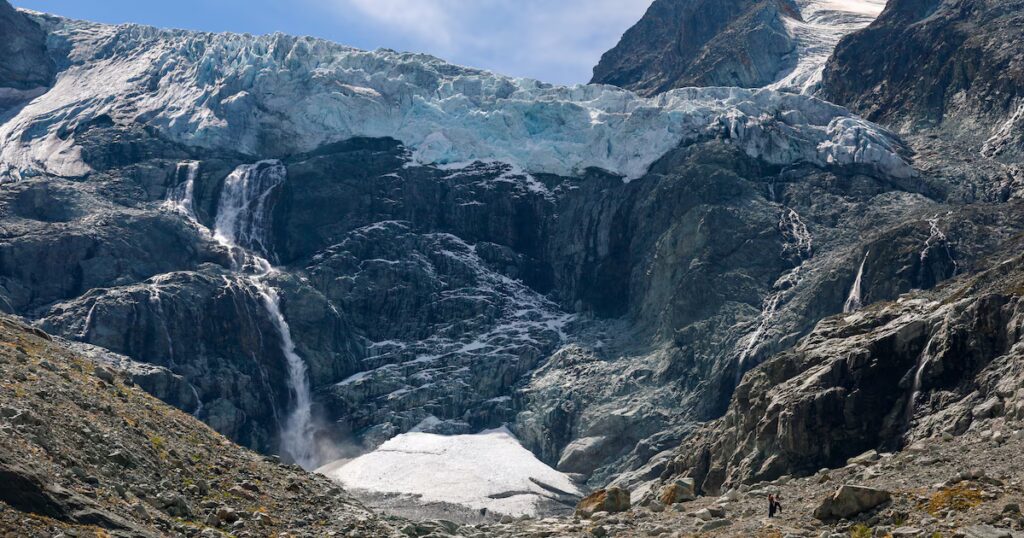 Évacuation des vallées de montagne : la dégradation des conditions environnementales s’intensifie.