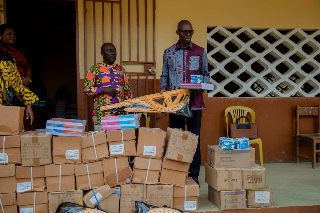 Rentrée scolaire à Lambaréné : Thierry Minko distribue 2 400 kits scolaires pour soutenir l’éducation