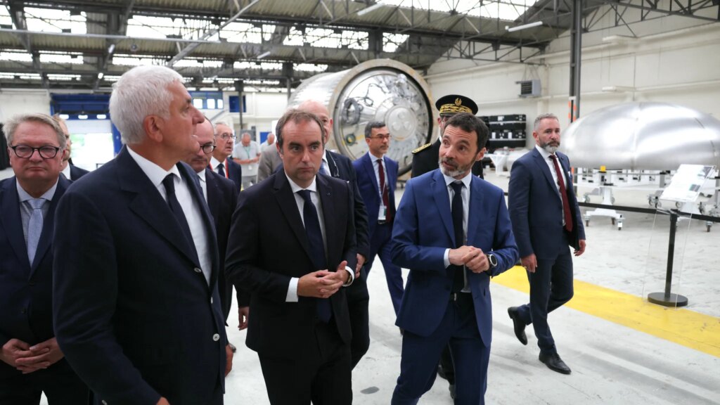 Sébastien Lecornu inaugure l’usine MaiaSpace et souligne l’enjeu pour la France.