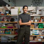 Ila Kumar présente des innovations communautaires au MIT pour le développement durable.