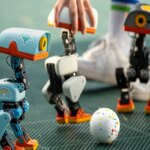 Hugging Face présente le robot « Micro-canard », un skateur et footballeur à moins de 400 $