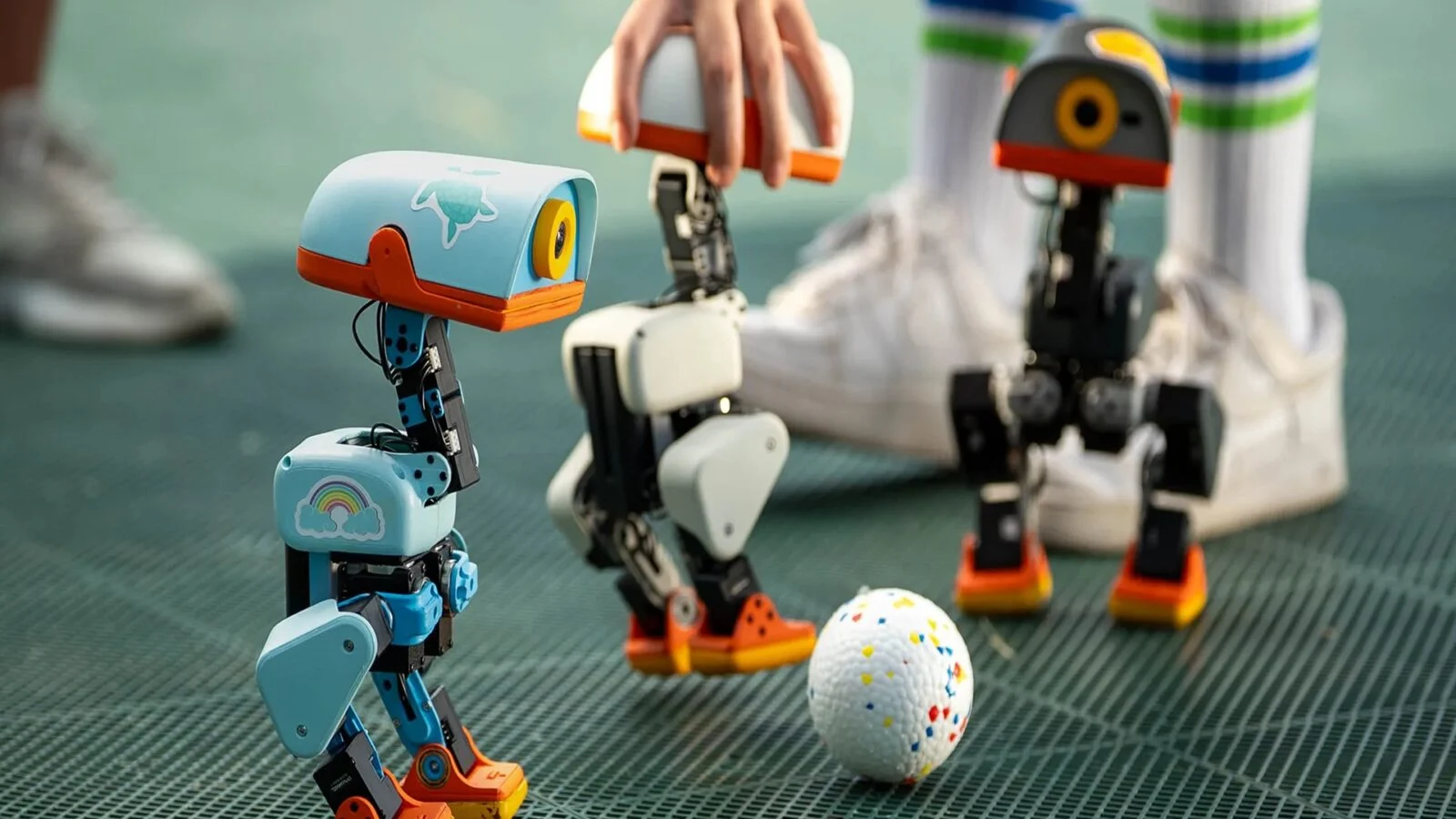 Hugging Face présente le robot « Micro-canard », un skateur et footballeur à moins de 400 $