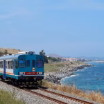 Périples ferroviaires : les lignes côtières européennes offrent des vues panoramiques.