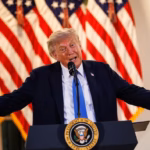 Donald Trump présente une carte des États-Unis incluant les Antilles françaises, le Canada et le Mexique.