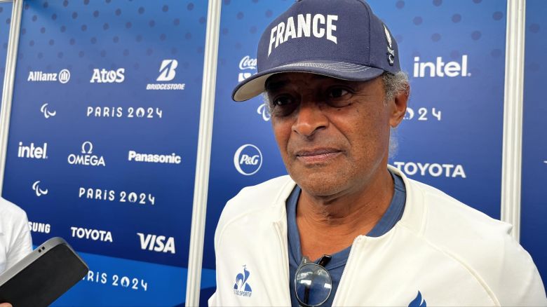 Yannick Noah victime d’une arnaqueuse ciblant des célébrités du tennis.