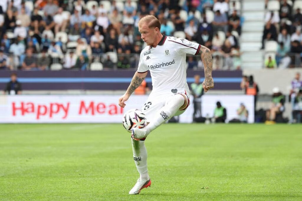 Melvin Bard quitte l’OGC Nice, Niels Nkounkou pourrait le remplacer.
