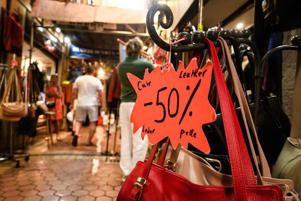 Braderie du Vieux-Nice : les commerçants espèrent attirer de nouveaux clients jusqu’à dimanche.
