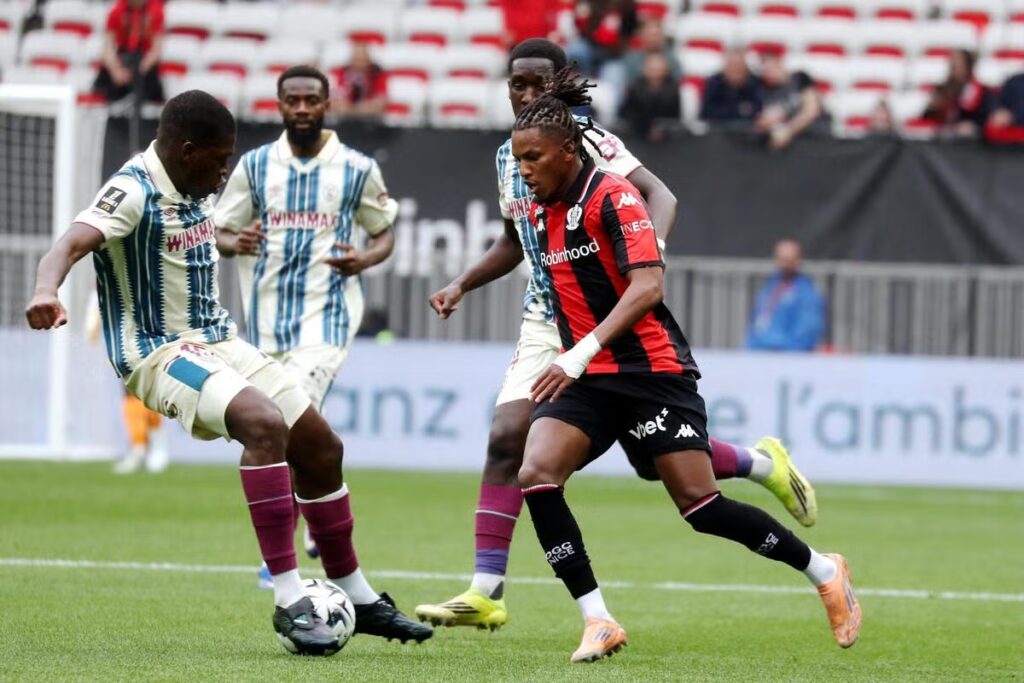 Hicham Boudaoui face à un choix entre l’AS Monaco et l’OGC Nice pour son avenir.