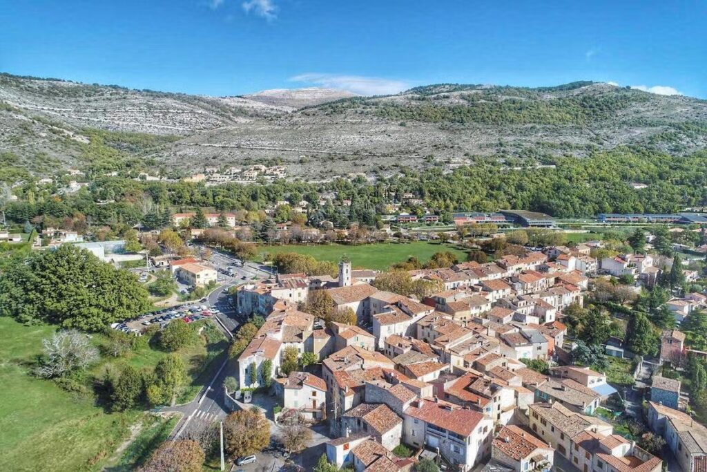 Feu de végétation près de Grasse : importants moyens de secours déployés.