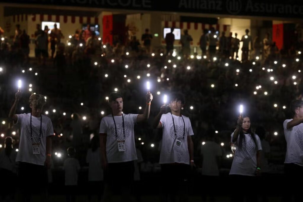 L’OGC Nice rend hommage aux victimes de l’attentat du 14 juillet avant le match contre Le Mans.