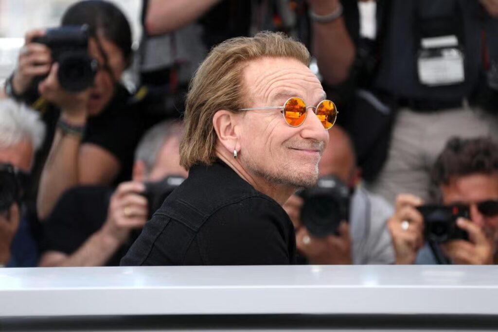 Bono, le chanteur de U2, dîne dans un restaurant près de Nice, suscitant l’intérêt.