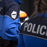 Quatre véhicules en feu sur un parking près de l&rsquo;A1 à Lully, intervention des pompiers en cours.