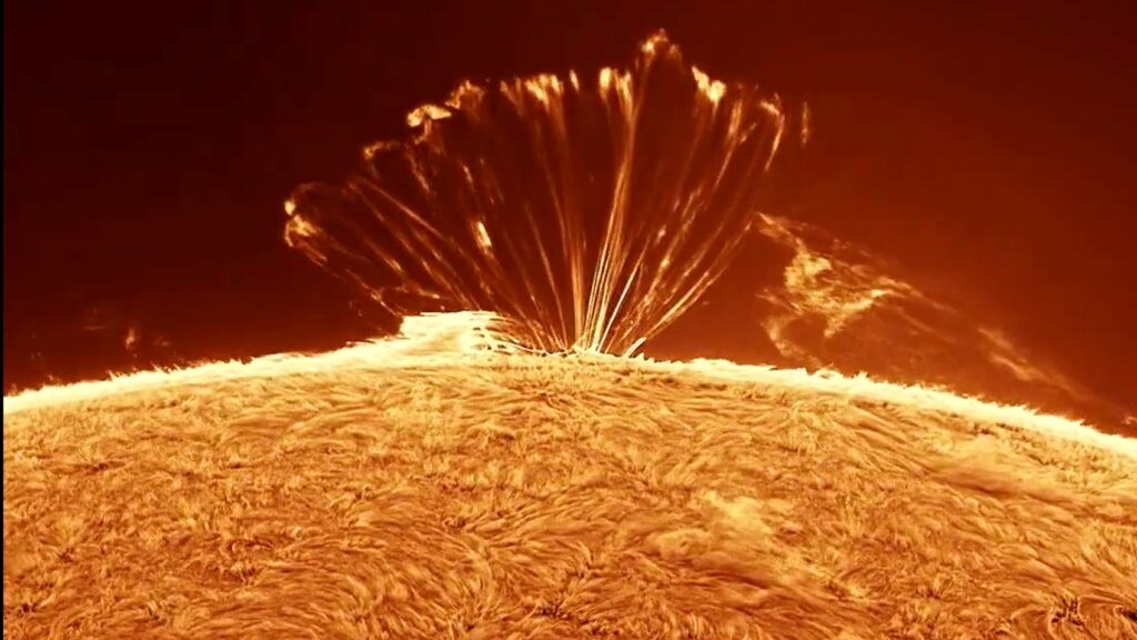 Plasma en boucle sur le soleil observé par des astronomes de la NASA.