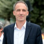 Raphaël Glucksmann accusé d&rsquo;être le « nouvel Emmanuel Macron » par ses détracteurs.