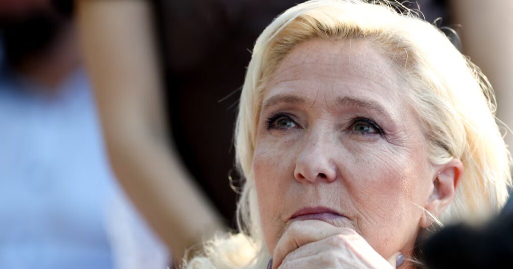 Marine Le Pen défend l’interdiction du port du voile en France malgré les critiques.